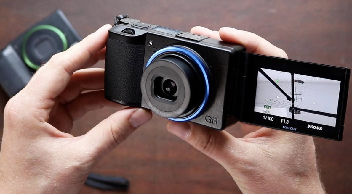 A pocket-camera image from the archive, used to connect the creator-compact discussion with the older premium compact tradition.