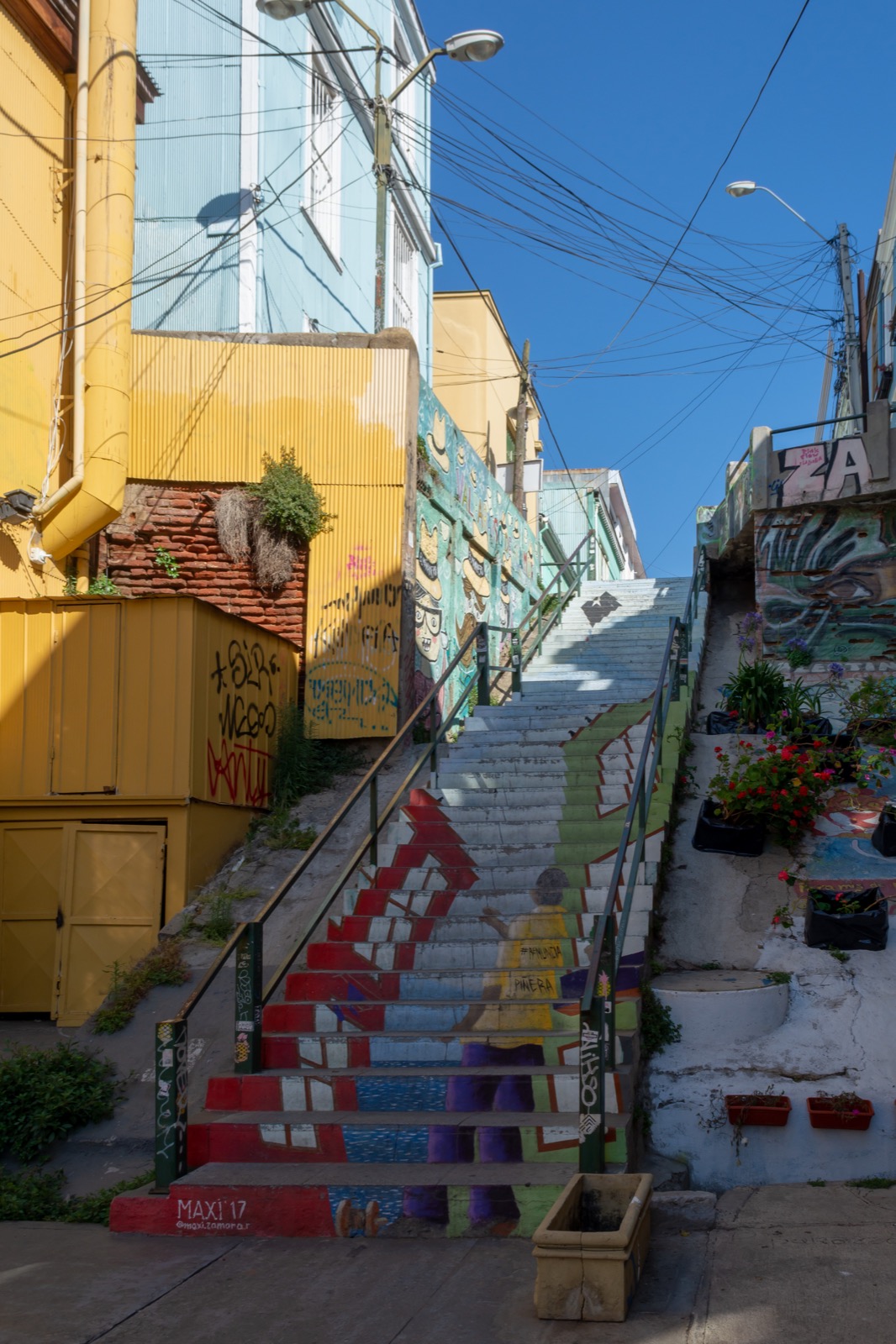 Calle Papudo staircase in Cerro Concepcion, Valparaiso. Photo by Carlos Figueroa Rojas, CC BY-SA 4.0, via Wikimedia Commons.