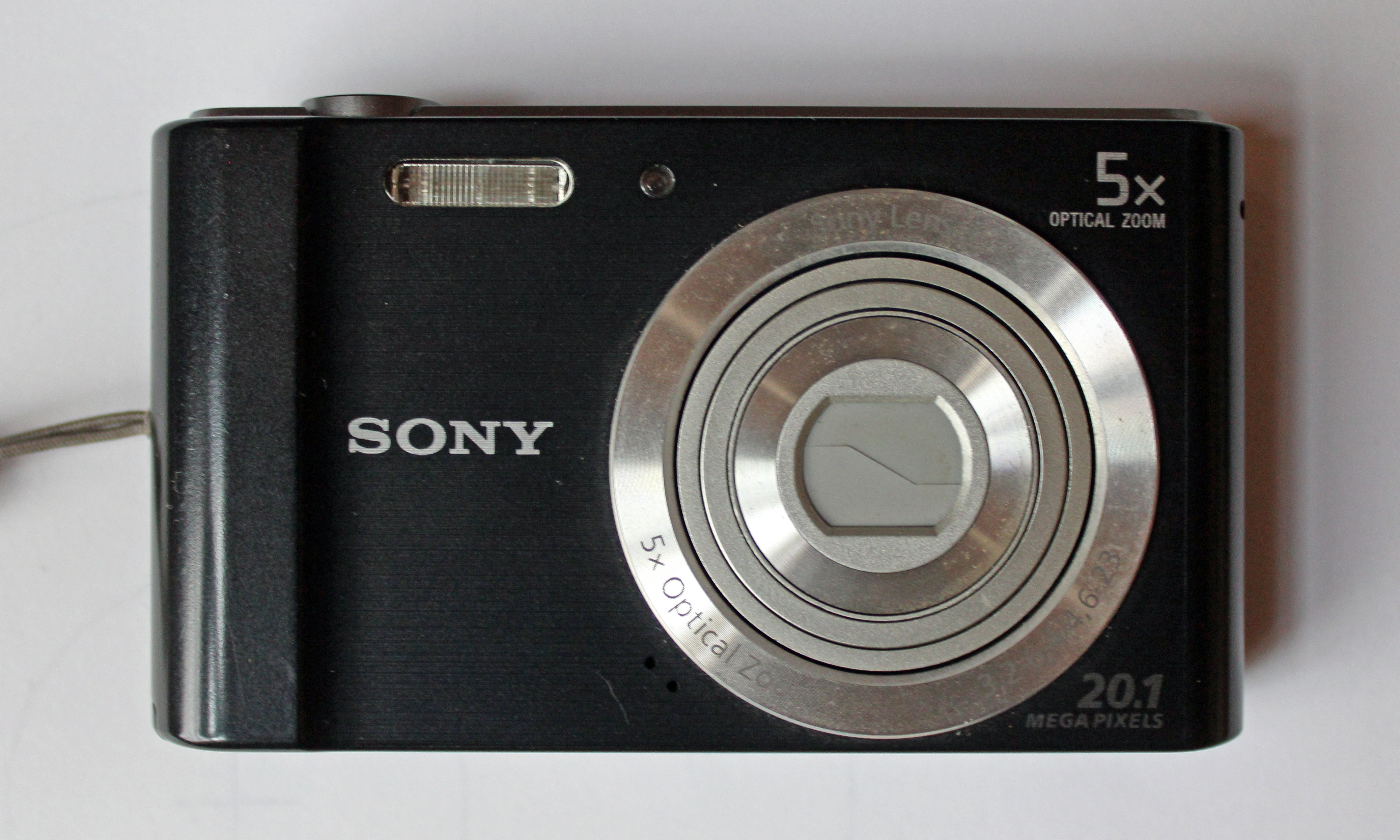 A Sony Cyber-shot compact camera, used to illustrate the cheap point-and-shoot side of the vintage camera comeback.